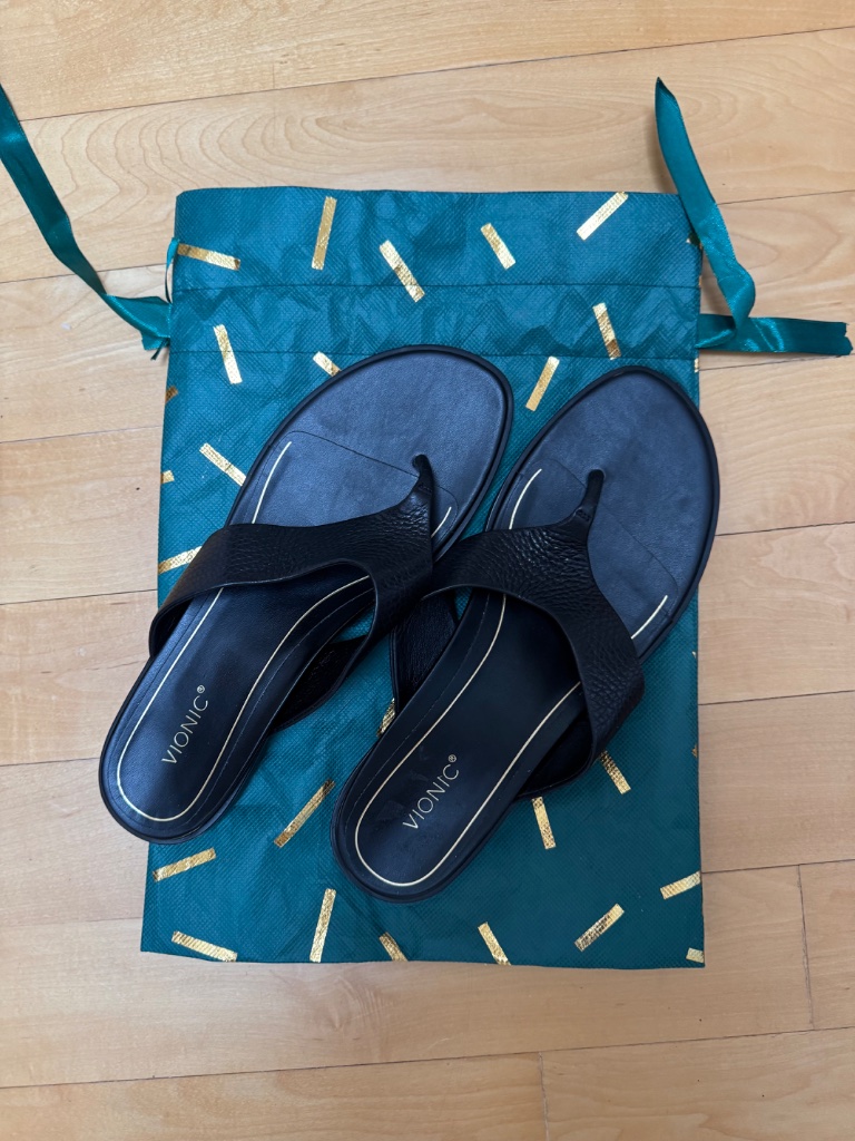 Nwot Vionic Women's Black Leather Thong Toe Sandals Sz. 11